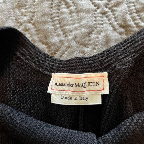 Alexander McQueen Black Ribbed Knit Sleeveless V-Neck Peplum Top Size M - Picture 6 of 6